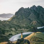 Une vue panoramique de paysages exotiques en Indonésie, invitant les voyageurs à explorer les meilleurs sites du pays.